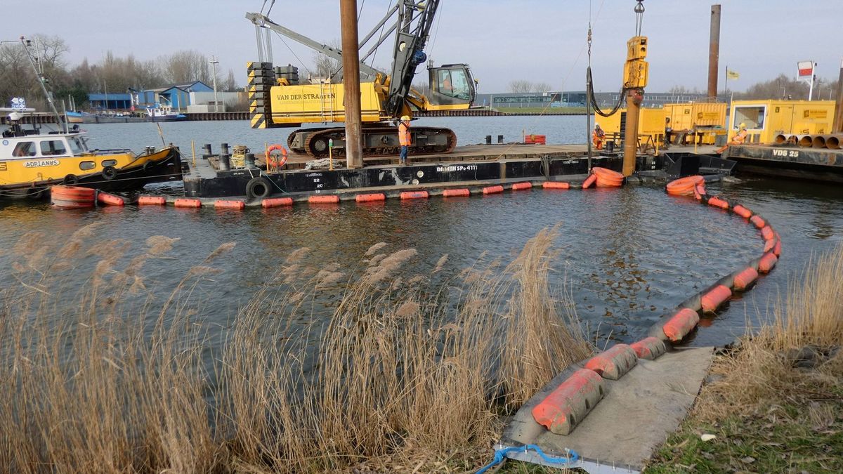 Plasticvanger in kanaal van Gent naar Terneuzen geplaatst - Omroep Zeeland