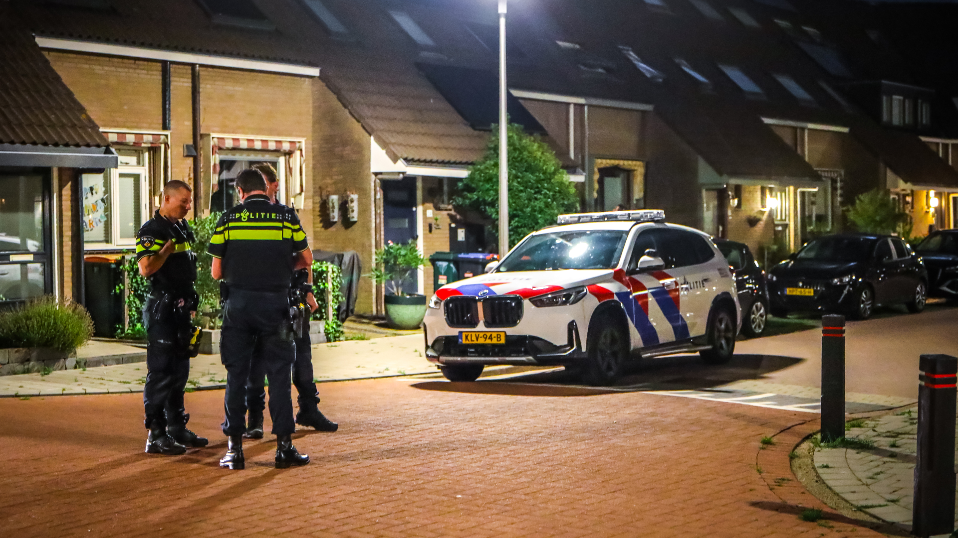 Politie in de straat waar werd geschoten.
