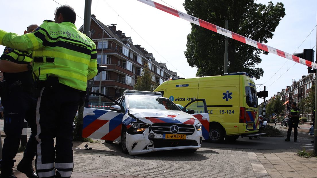 Politieauto onderweg naar straatroof botst