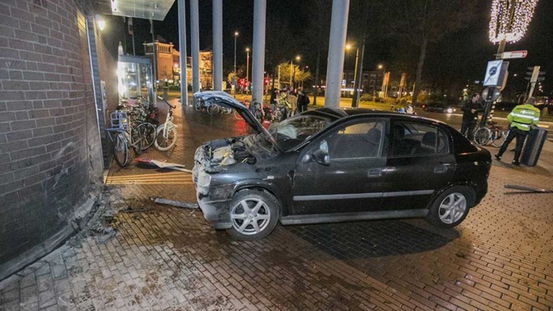 Een auto ramde in november de Rabobank aan het Keizer Karelplein.