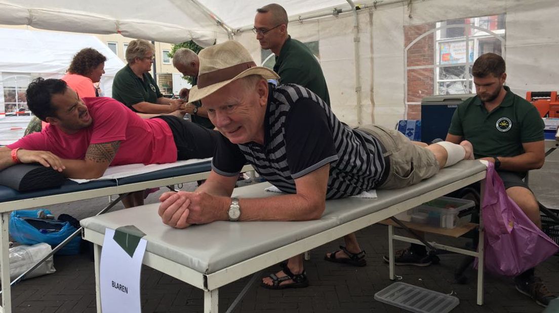 Hagenaar Geert Ensing laat zijn blaar prikken