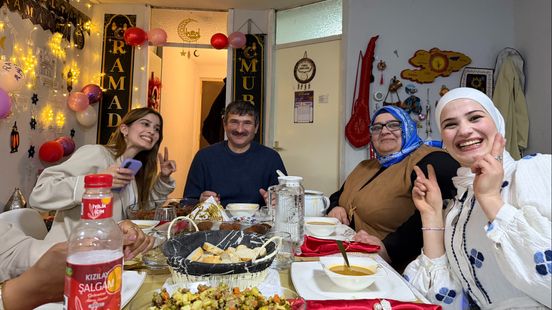 Bij deze familie schuiven onbekenden aan tijdens de iftar: ‘Denk altijd vanuit het positieve’