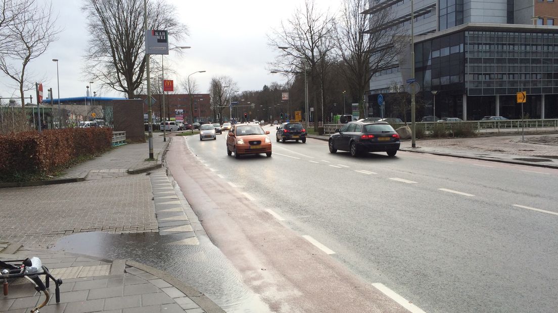 Waar deze auto's rijden komt straks de autotunnel (Rechten: RTV Drenthe / Margriet Benak)