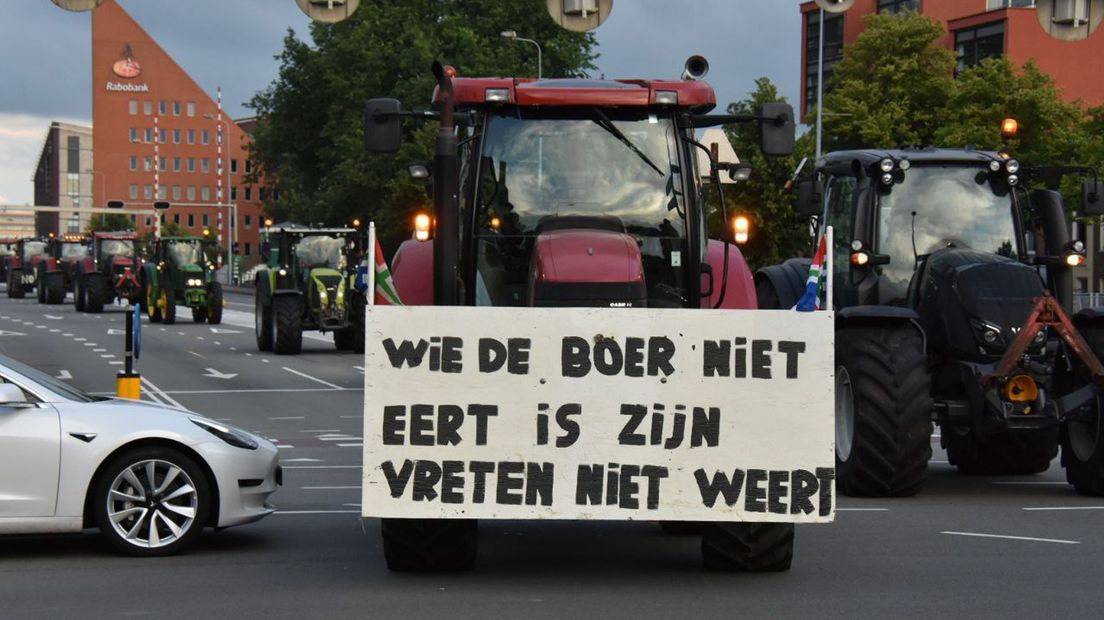 Boeren blokkeren een kruising op de Europaweg om collega's doorgang te bieden.