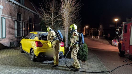 Autobrand bij woning, bewoner probeerde zelf te blussen