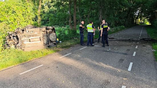 Zwaar ongeluk: tweetal botst tegen meerdere bomen. Zwaar ongeluk: tweetal botst tegen meerdere bomen.