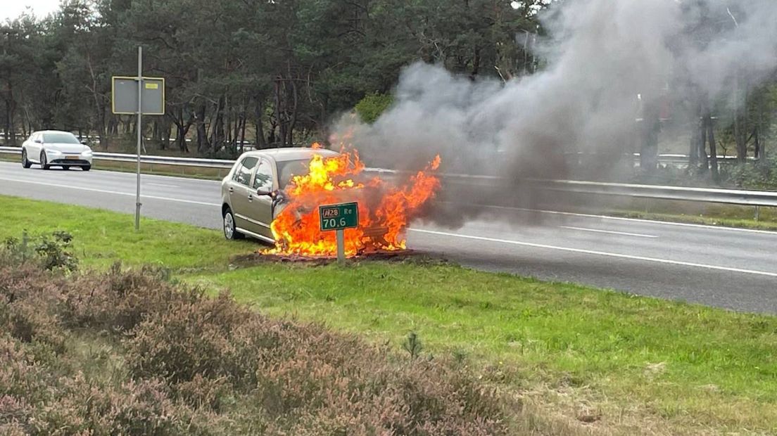 Op de A28 richting Zwolle is bij 't Harde een auto in brand gevlogen.