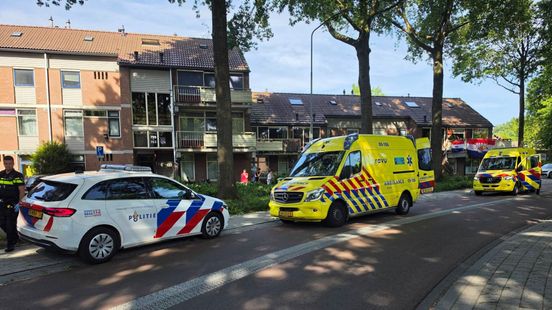 Gewonde man ligt bewusteloos naast scooter, wordt met spoed naar ziekenhuis gebracht