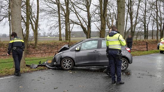 Bestuurder naar ziekenhuis na botsing bij Buinen. Bestuurder naar ziekenhuis na botsing bij Buinen.