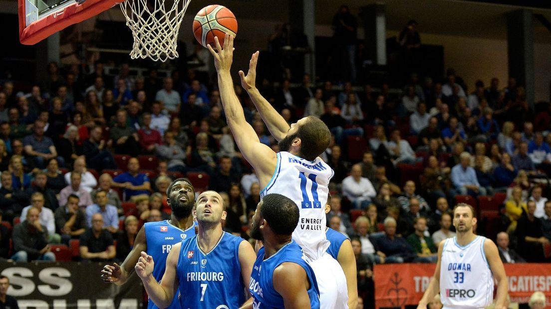 Shane Hammink is de verdediging van Fribourg te slim af in de heenwedstrijd