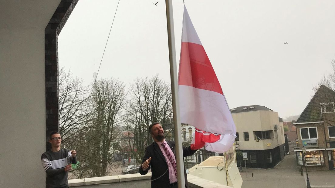 De Pagoniavlag wordt gehesen op het gemeentehuis van Coevorden (Rechten: gemeente Coevorden)