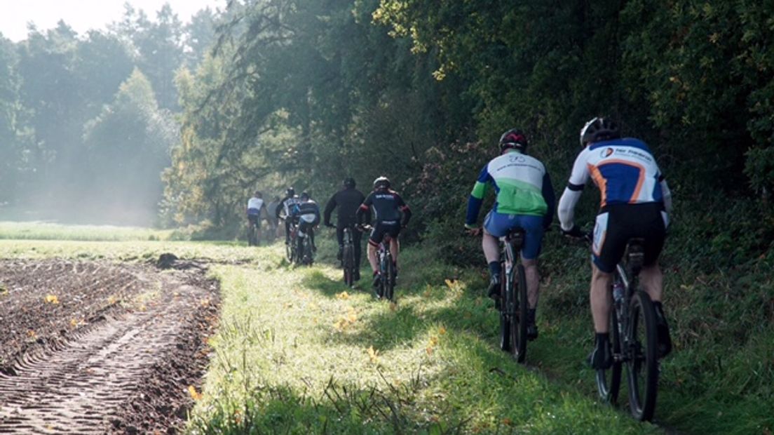 Eén keer per jaar kunnen mountainbikers hun hart ophalen in het Bergherbos bij Beek. Normaal gesproken is het stuk bos beschermd en mag er alleen gewandeld worden. Deze zondag wordt er gemountainbiked, onder meer om de kas van Natuurmonumenten te spekken.