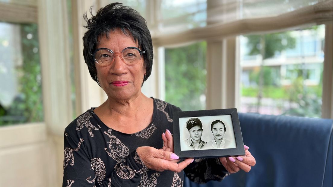 Nona Jansen-Salakory met een foto van haar Molukse ouders.