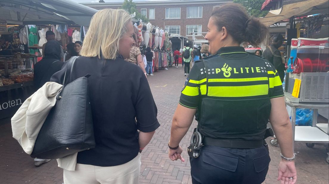 Wijkagent Loubna loopt over de Haagse Markt met een Zweedse collega