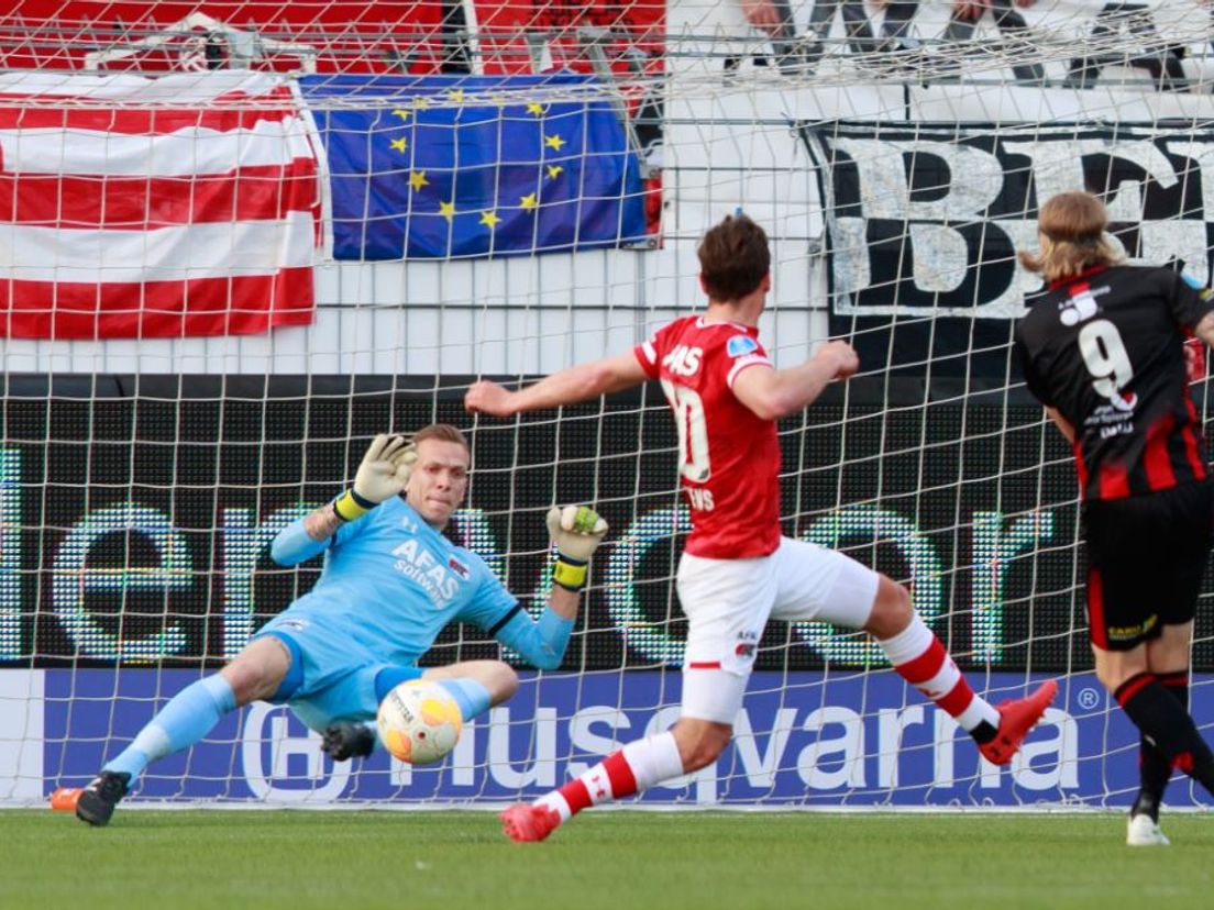 In eerste instantie houdt Bizot Excelsior-spits Omarsson van scoren af, Fortes zorgt daarna alsnog voor de 1-0. (VK Sportphoto - Ruben Zegers)
