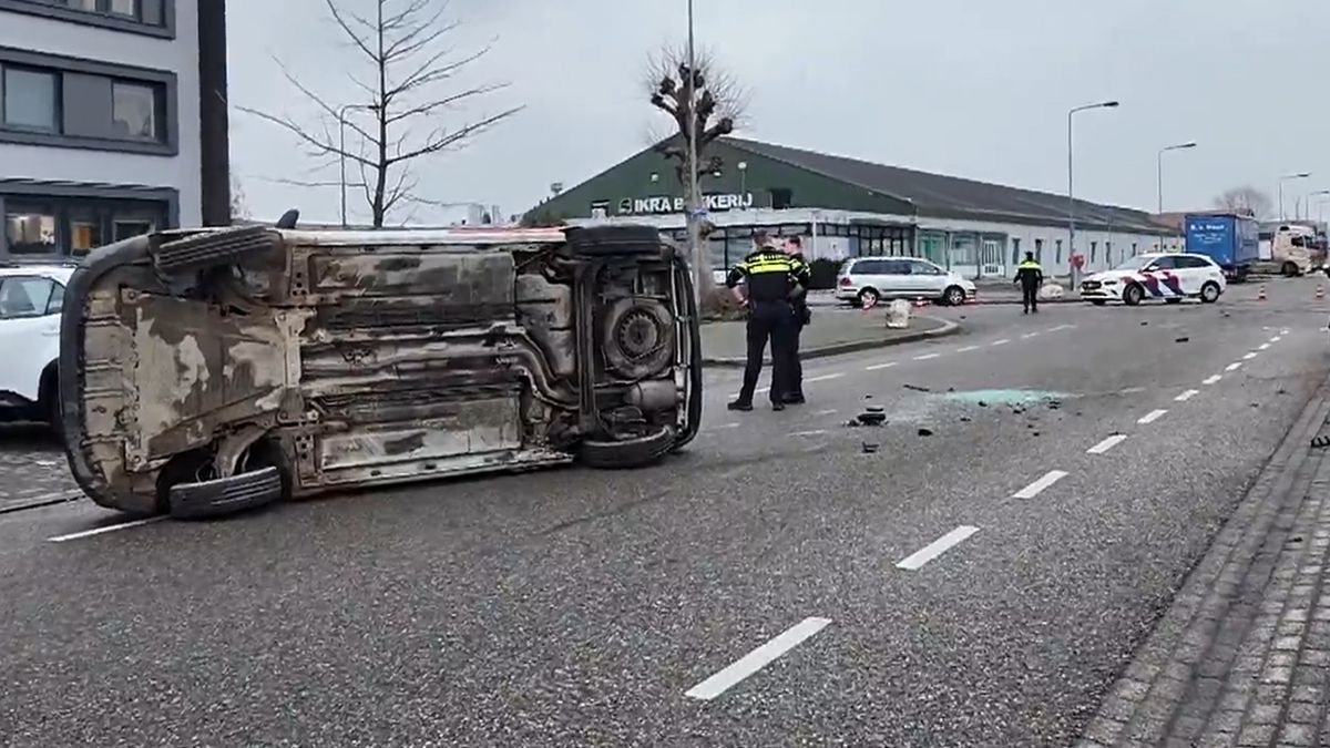 Bestelbus kantelt na botsing in Roermond