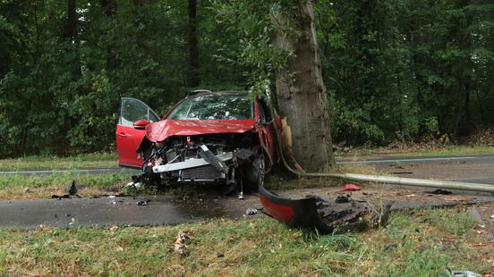 Automobilist met spoed naar ziekenhuis na harde botsing