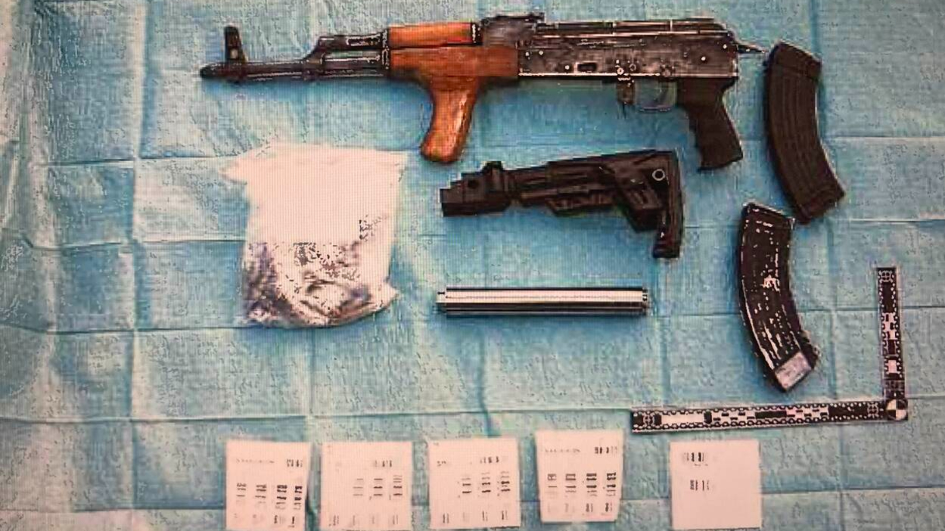 Een deel van de wapens die in de auto werden gevonden.