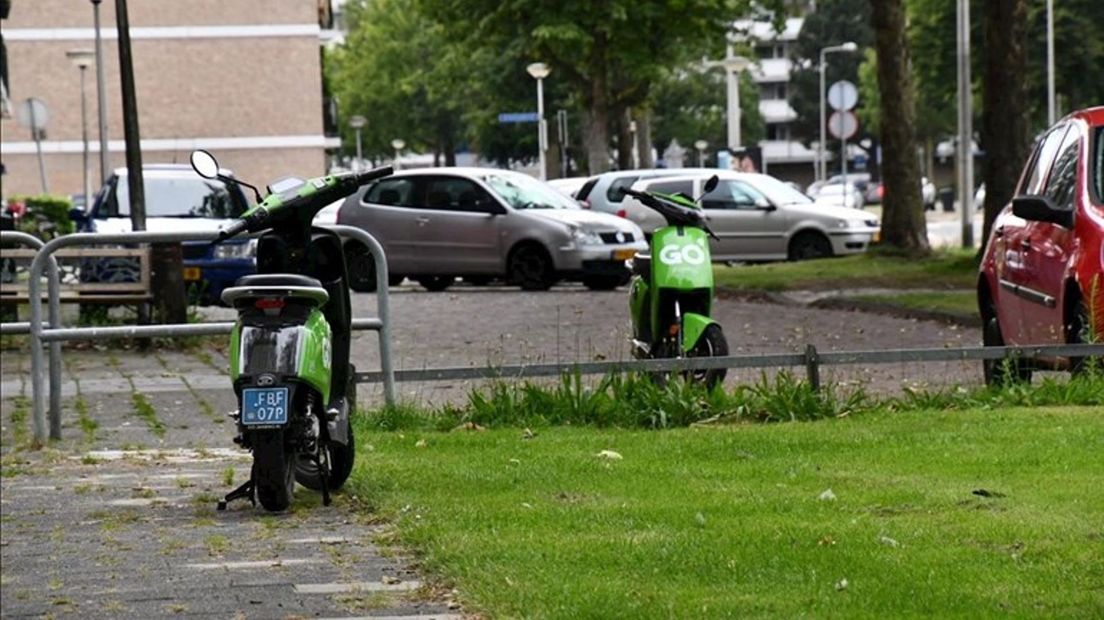 In Enschede en Hengelo staan samen 195 elektrische deelscooters van GoSharing