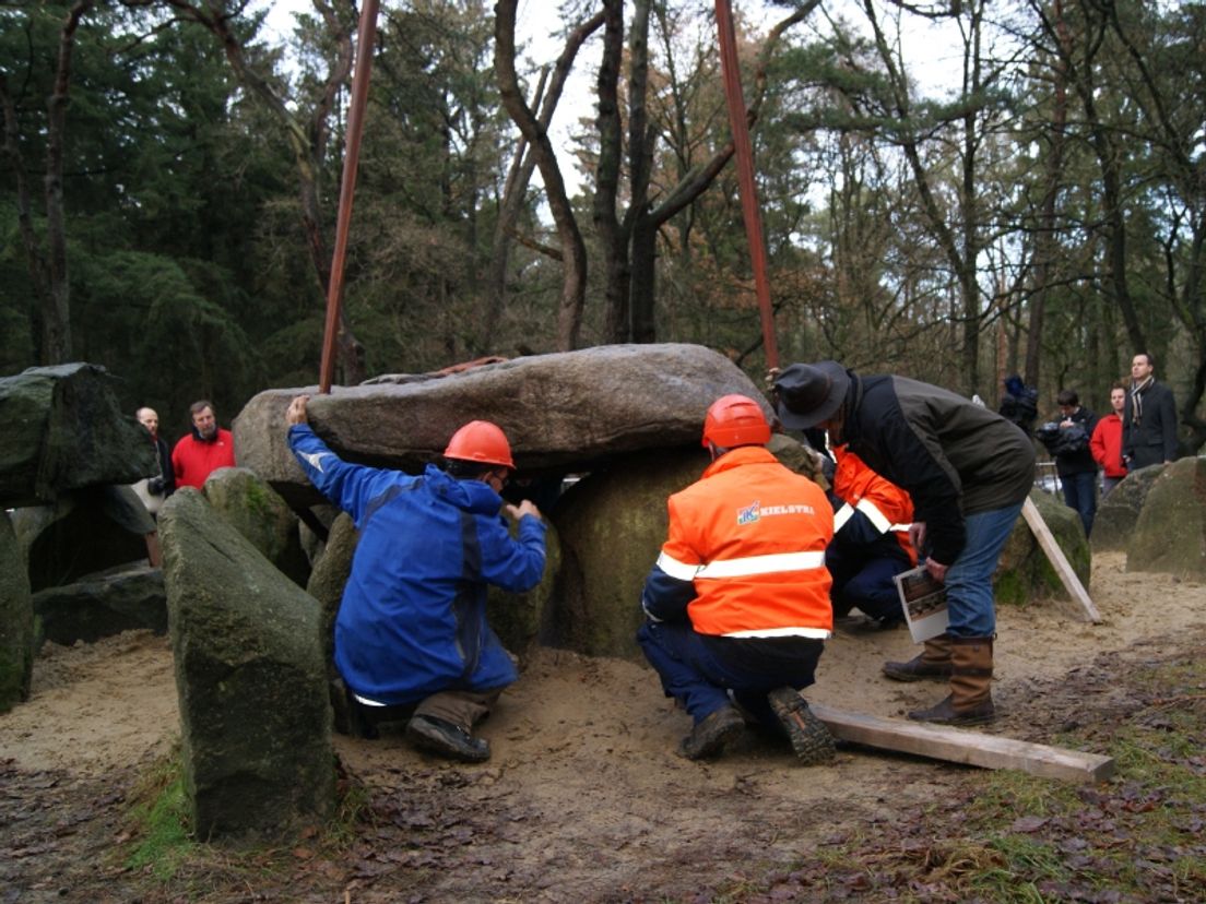 Gerestaureerd hunebed weer in Drenthe