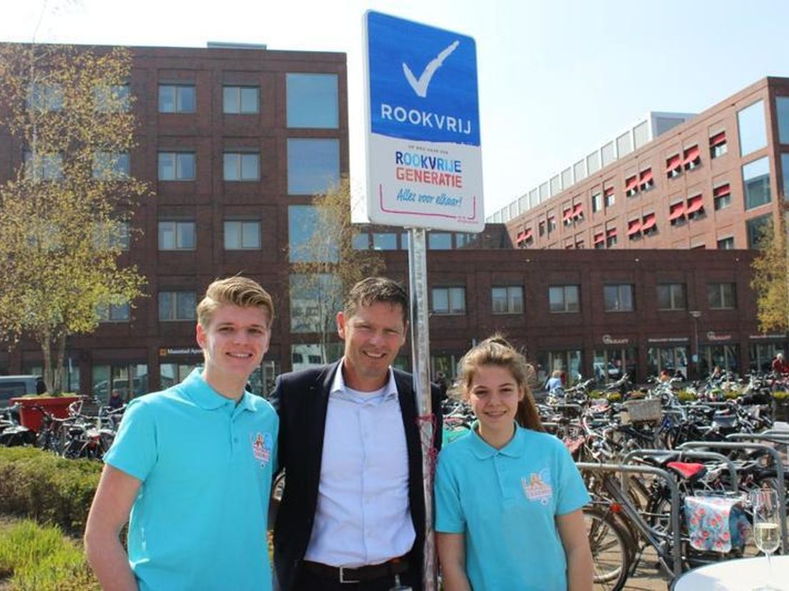 Tygo en Tippi met Peter Langenbach van het Maasstad bij het rookvrij-bord.