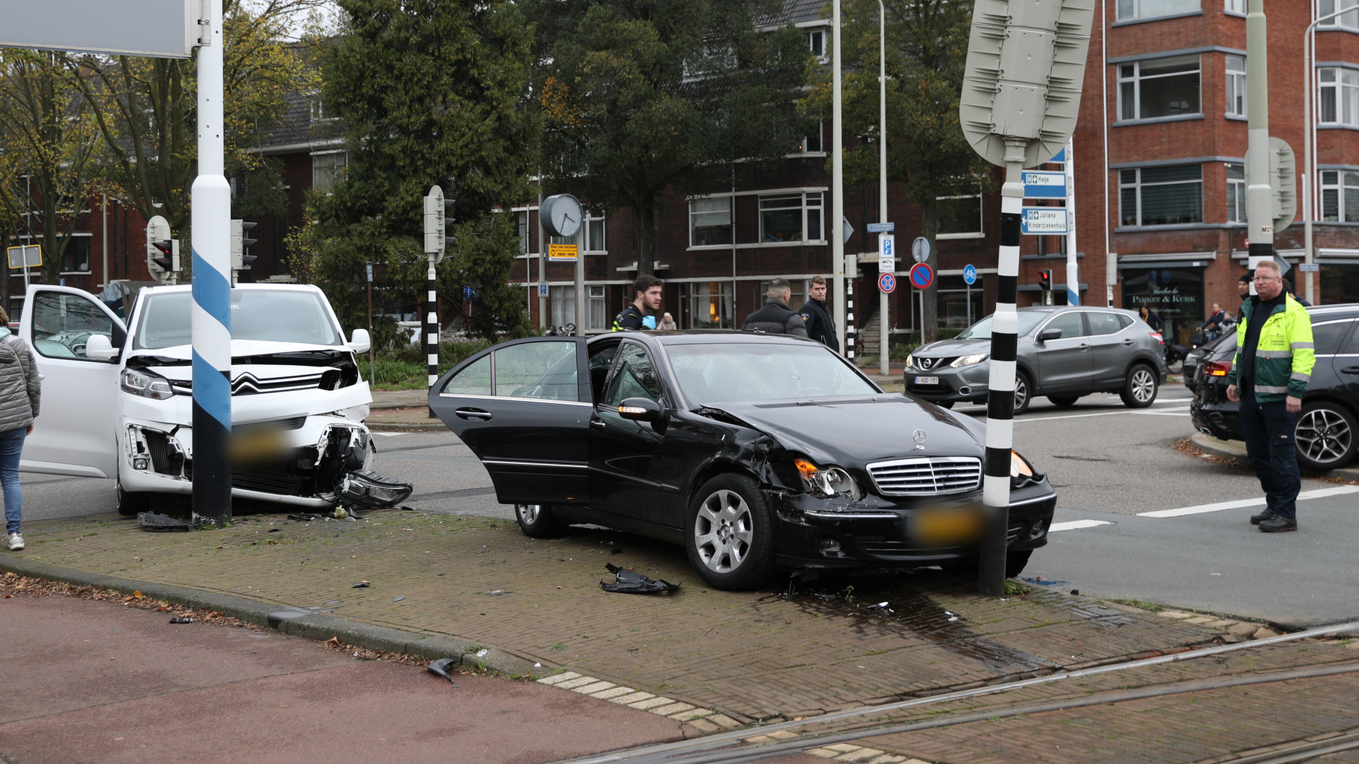 112-nieuws | Auto En Busje Rijden Tegen Paal Aan Bij Ongeluk - Omroep West