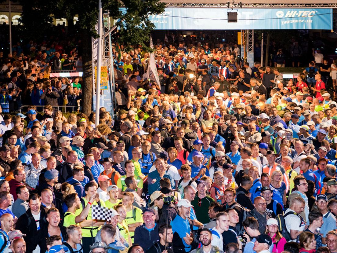 Wandelaars op de Wedren aan de start op de eerste dag van de 101e editie van de Nijmeegse Vierdaagse (Foto: 
Piroschka van de Wouw | ANP)