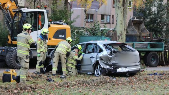 Bestuurder bekneld bij zwaar ongeluk in Ede. Bestuurder bekneld bij zwaar ongeluk in Ede.