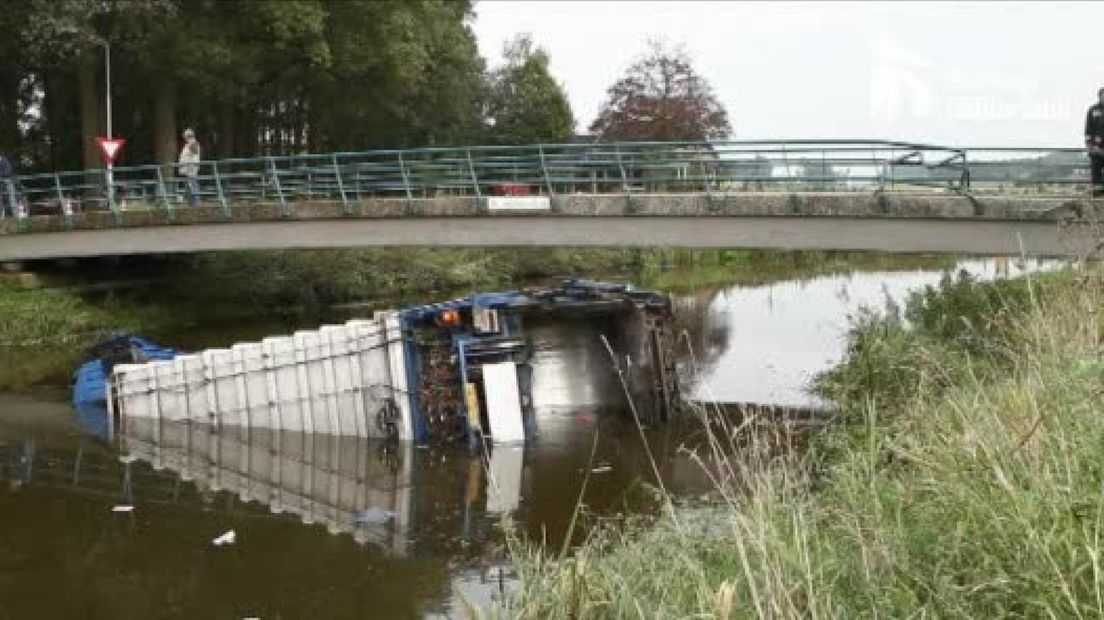 Bij Almen is vrijdagmiddag een vuilniswagen vanaf een brug de rivier de Berkel ingereden.