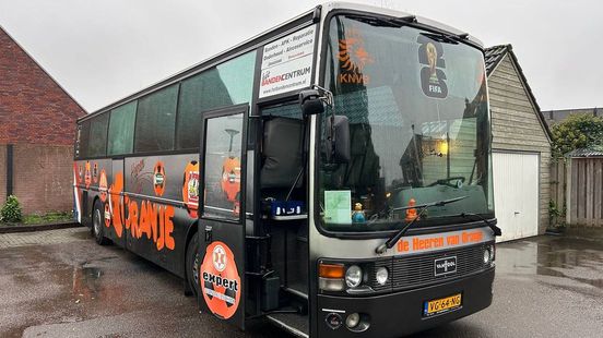 Bornse Oranjesupporters nemen met pijn in het hart afscheid van iconische bus Nieuws
