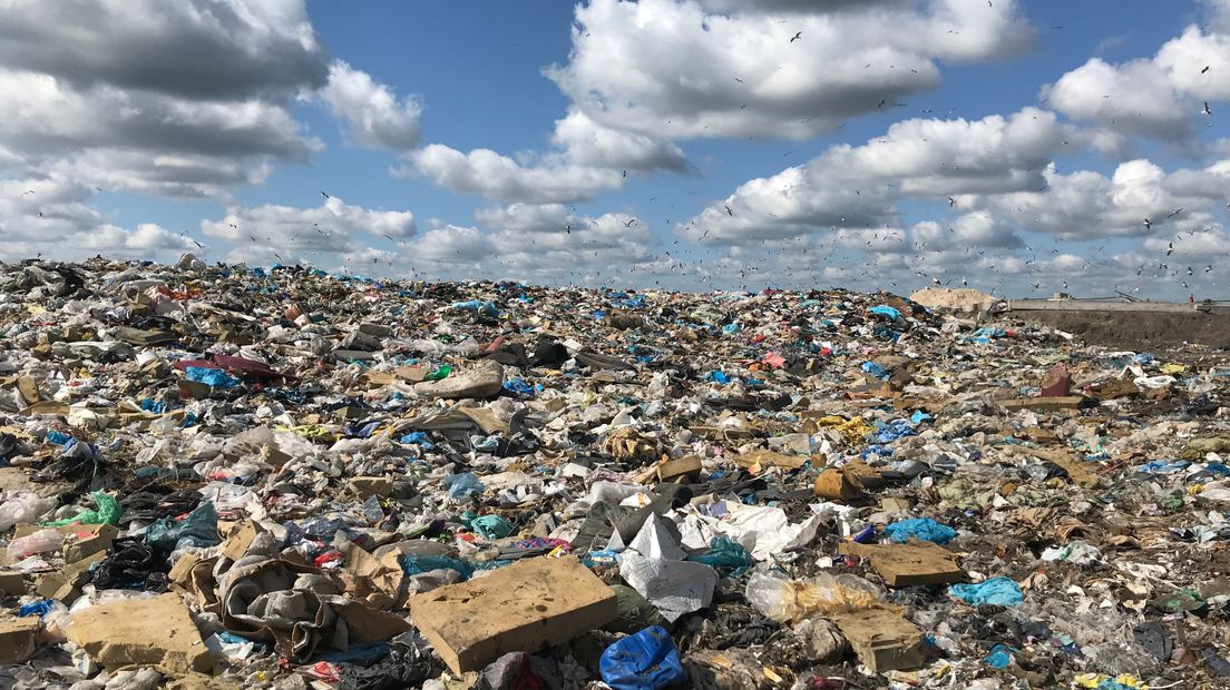 Ongesorteerd bedrijfsafval met veel plastic er in op het tijdelijke depot van Attero (Rechten: RTV Drenthe/Serge Vinkenvleugel)