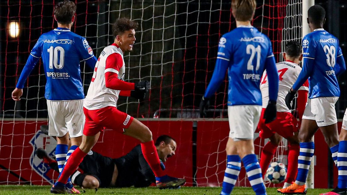 Ruben Kluivert heeft de 3-1 binnen gekopt