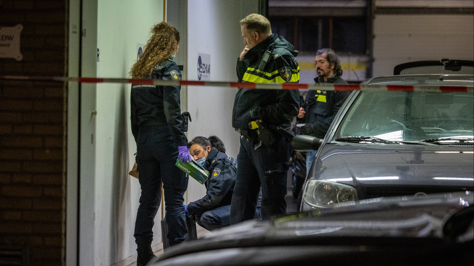 De politie doet onderzoek op de plek van de overval.