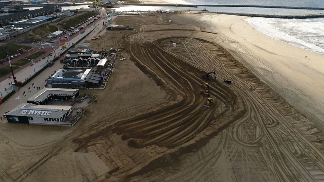 Maar liefst 100.000 kuub zand hebben ze de afgelopen week verzet op het strand van Scheveningen. Zandverwerkingsbedrijf Harteman uit Tiel heeft al voor de tweede opeenvolgende keer de eer gehad om de baan van de spectaculaire strandrace van Scheveningen te mogen bouwen. 'Een absoluut prestigeproject voor ons', zegt directeur Wilco Harteman.