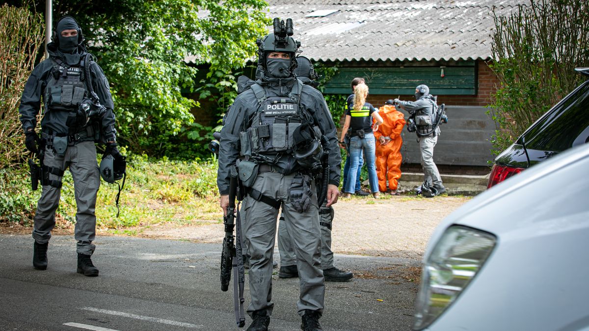 Zware politiemacht valt drugslab binnen, drie aanhoudingen