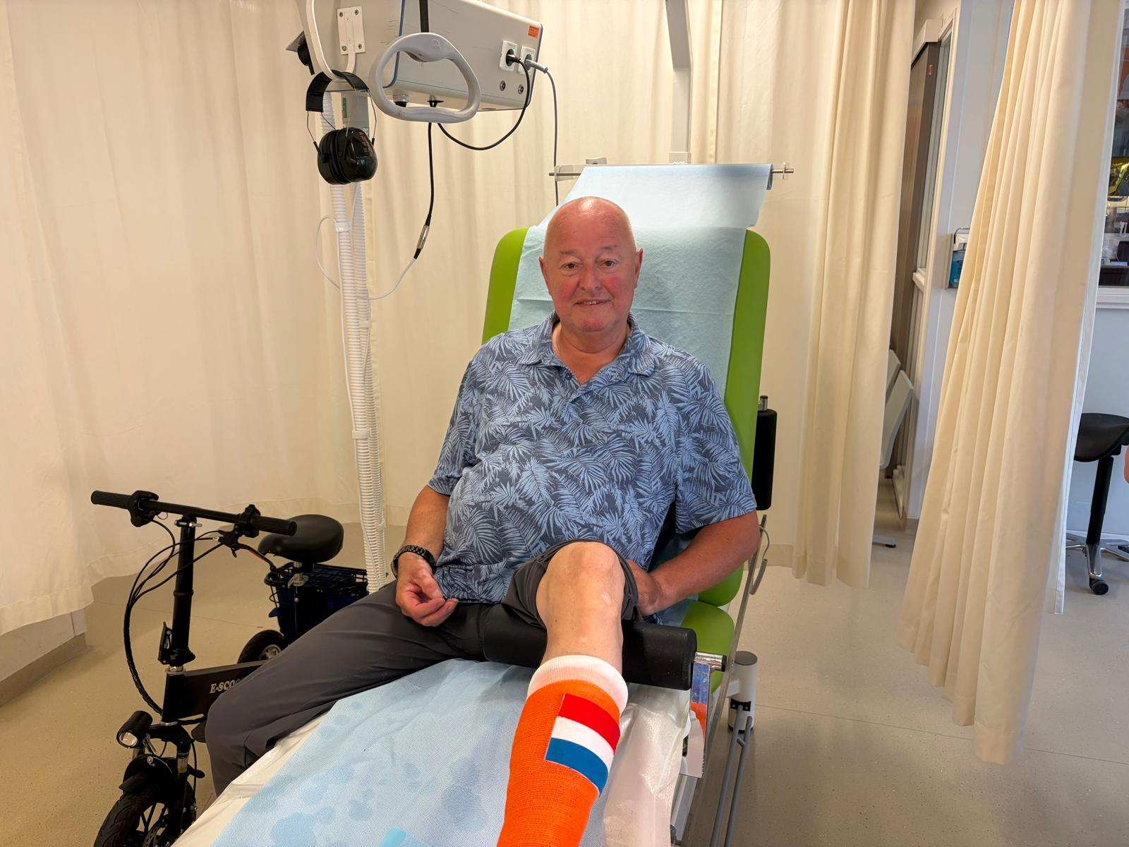 Willem de Rij met zijn Oranje gips