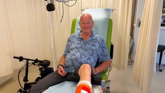 Willem (69) heeft oranje gips speciaal voor het WK: 'Maar als ze verliezen dan moet het er weer af' Home