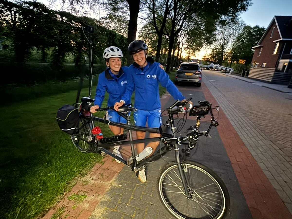 Demi (links) en Isa (rechts) voor de start