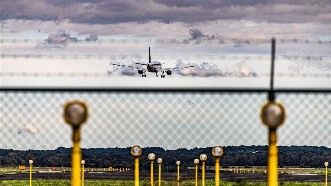 Vliegtuig bij Twente Airport voor onderzoek naar geluidhinder