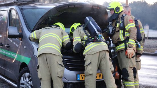 Brand in bestelbus • flinke frontale botsing. Brand in bestelbus • flinke frontale botsing.