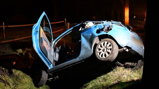Vrouw slaat met auto over de kop bij ongeluk in Daarle. Vrouw slaat met auto over de kop bij ongeluk in Daarle.