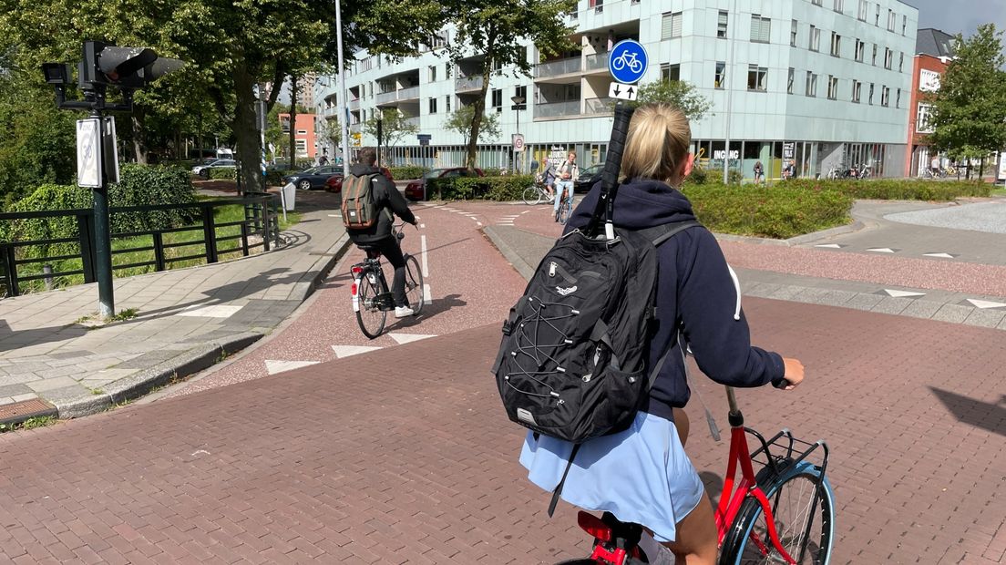 Fietsers gaan een andere kant op bij de Wilhelminakade