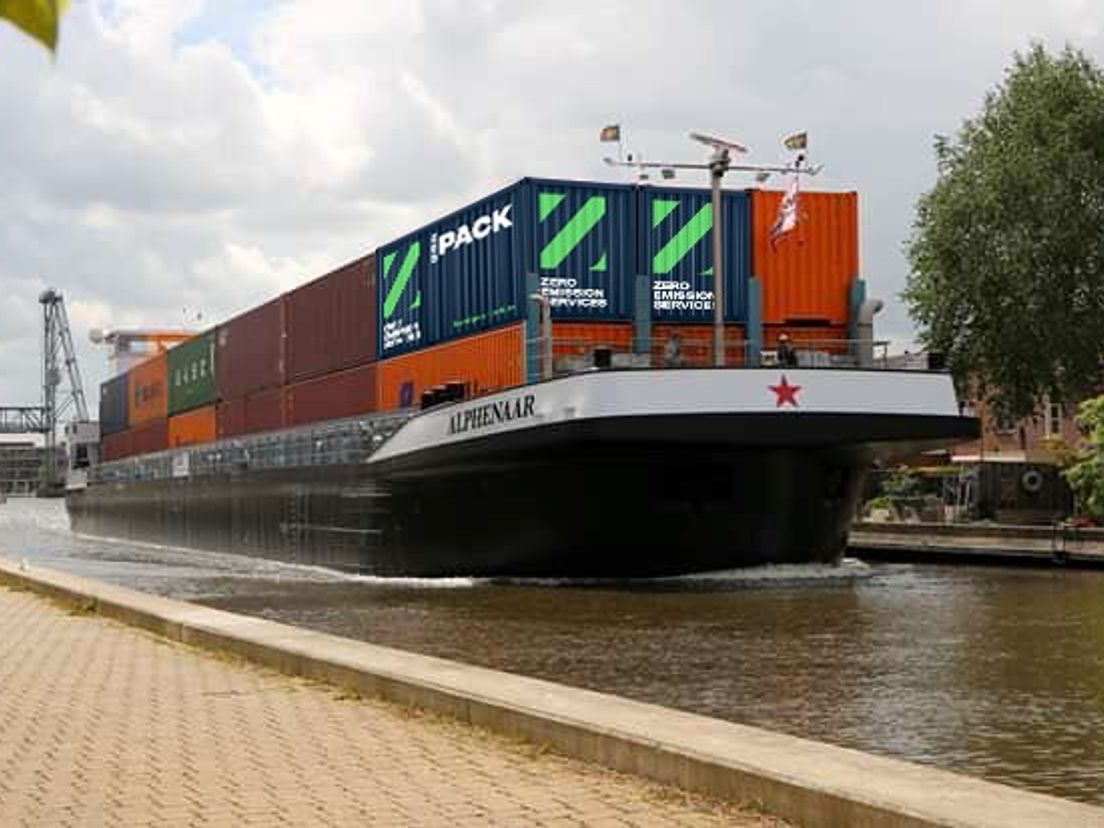 Containerschip met batterijen