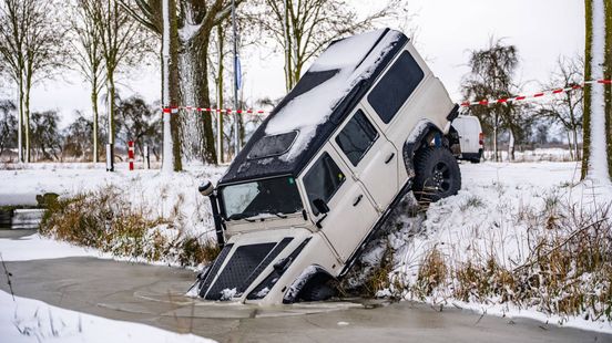 Terreinauto glijdt uit de bocht en belandt in sloot