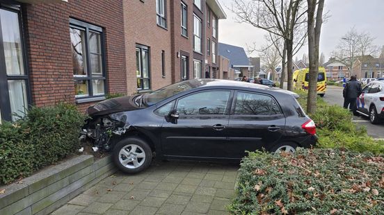 Vrouw rijdt tegen verzorgingshuis aan