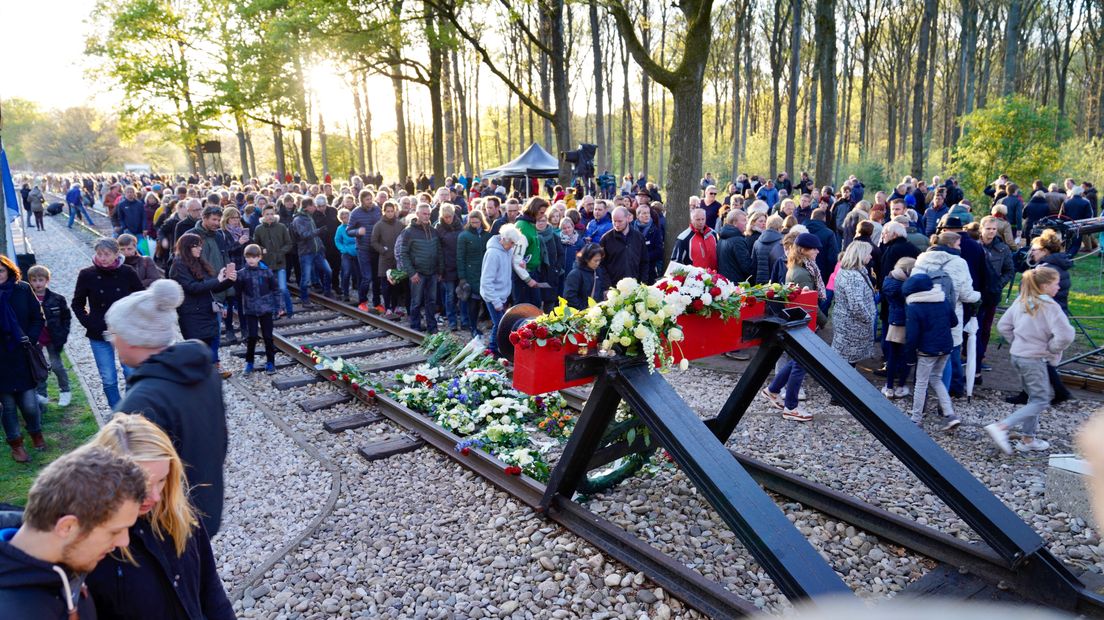 Bij het Nationaal Monument in Westerbork werden kransen gelegd (Rechten: Fred van Os/RTV Drenthe)