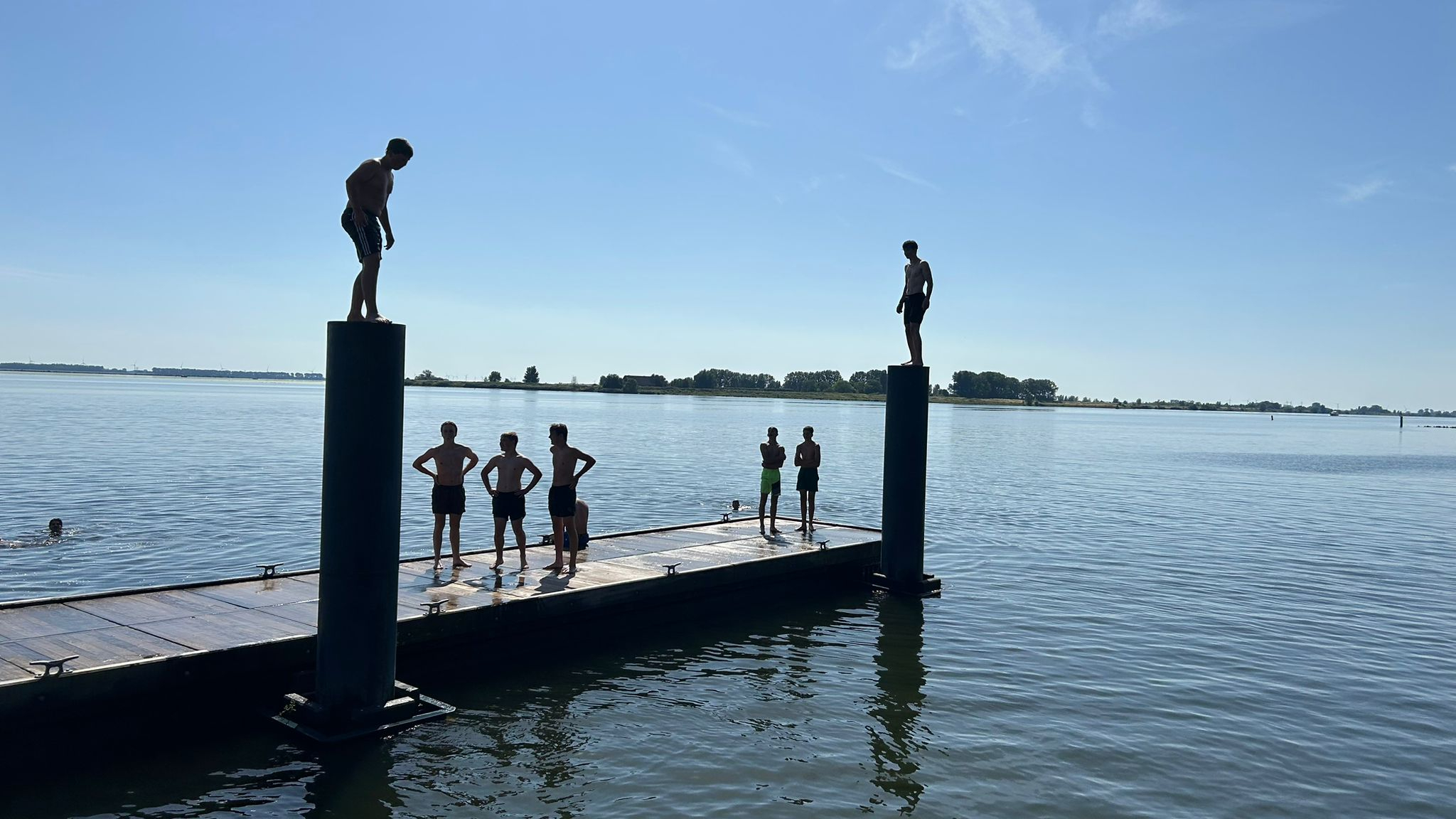 De Hitsertse Kade in Zuid-Beijerland is een populaire zwemplek onder kinderen en jongeren.