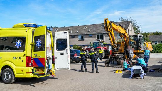 Gewonde bij ongeluk met graafmachine in Emmen. Gewonde bij ongeluk met graafmachine in Emmen.