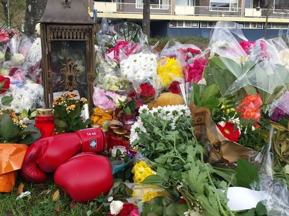 Bloemen na een stille tocht voor het slachtoffer van de aanrijding op de Laan van Bol'es