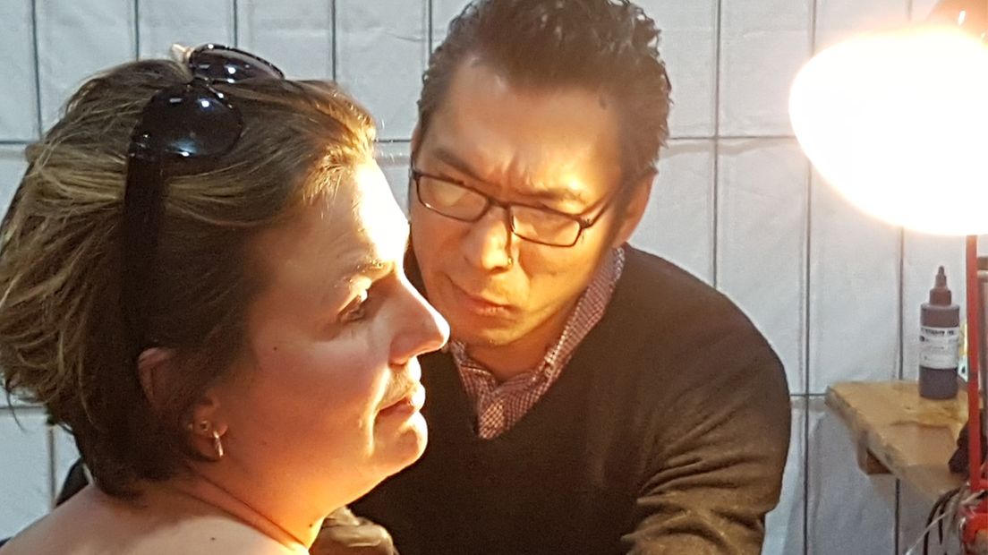 Vrouw laat tatoegae zetten door Japanse tatoeëerder Yojiro Harada